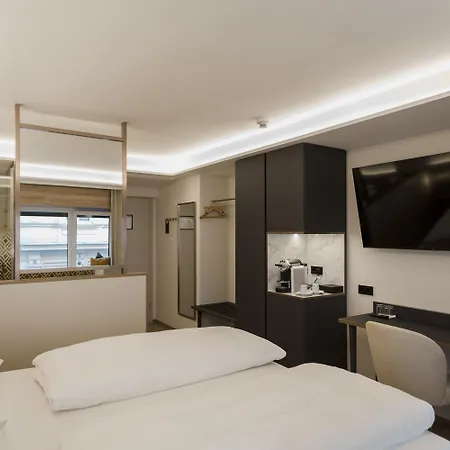 Ξενοδοχείο Schwarzer Baer 4*